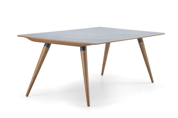 Mesa de comedor Jasmine con base curva en madera clara y tapa rectangular, estilo moderno y escultórico
